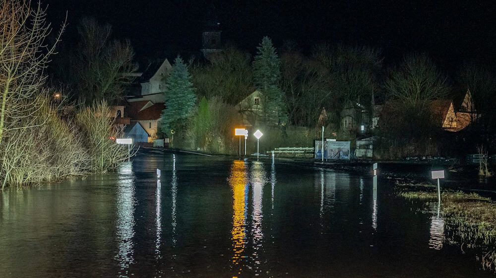 Erste Straßen sind überflutet.  / Foto: Ferdinand Merzbach/NEWS5/dpa