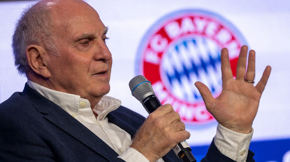 Für Uli Hoeneß spielen bei der WM 2026 zu viele Teams um den Titel. (Archivbild) / Foto: Peter Kneffel/dpa