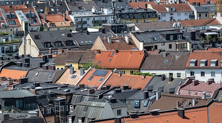 Dächer in München. Die Immobilienumsätze in Bayern sind 2025 kräftig gewachsen. (Symbolbild) / Foto: Peter Kneffel/dpa