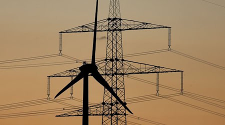 Der Ausbau der Windkraft ist entscheidend für die Energiewende in Deutschland. Doch die Suche nach geeigneten Flächen zieht sich in Bayern hin. (Illustration) / Foto: Karl-Josef Hildenbrand/dpa