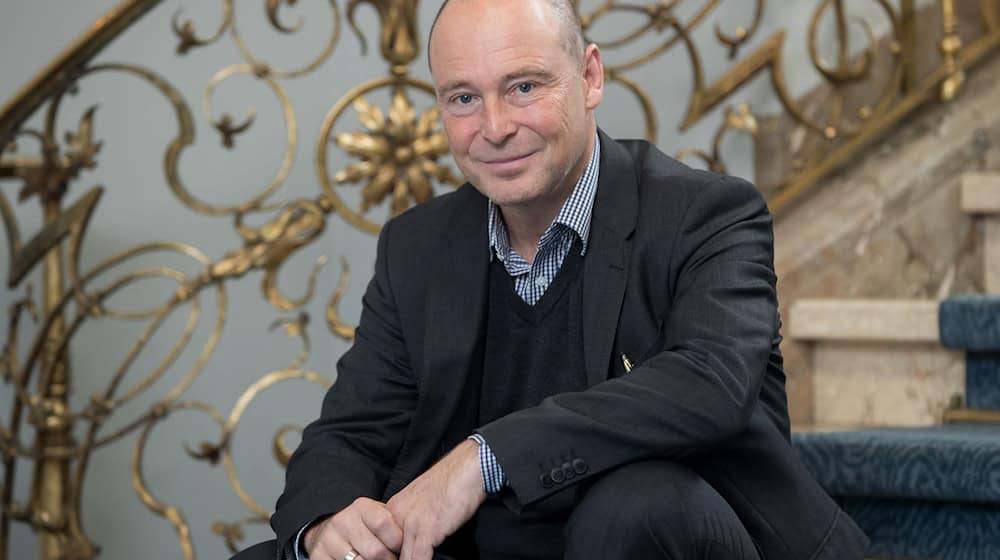 Jens-Daniel Herzog bleibt für fünf weitere Jahre Intendant an Bayerns größtem Mehrspartenhaus. (Archivbild) / Foto: Daniel Karmann/dpa