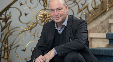 Jens-Daniel Herzog bleibt für fünf weitere Jahre Intendant an Bayerns größtem Mehrspartenhaus. (Archivbild) / Foto: Daniel Karmann/dpa