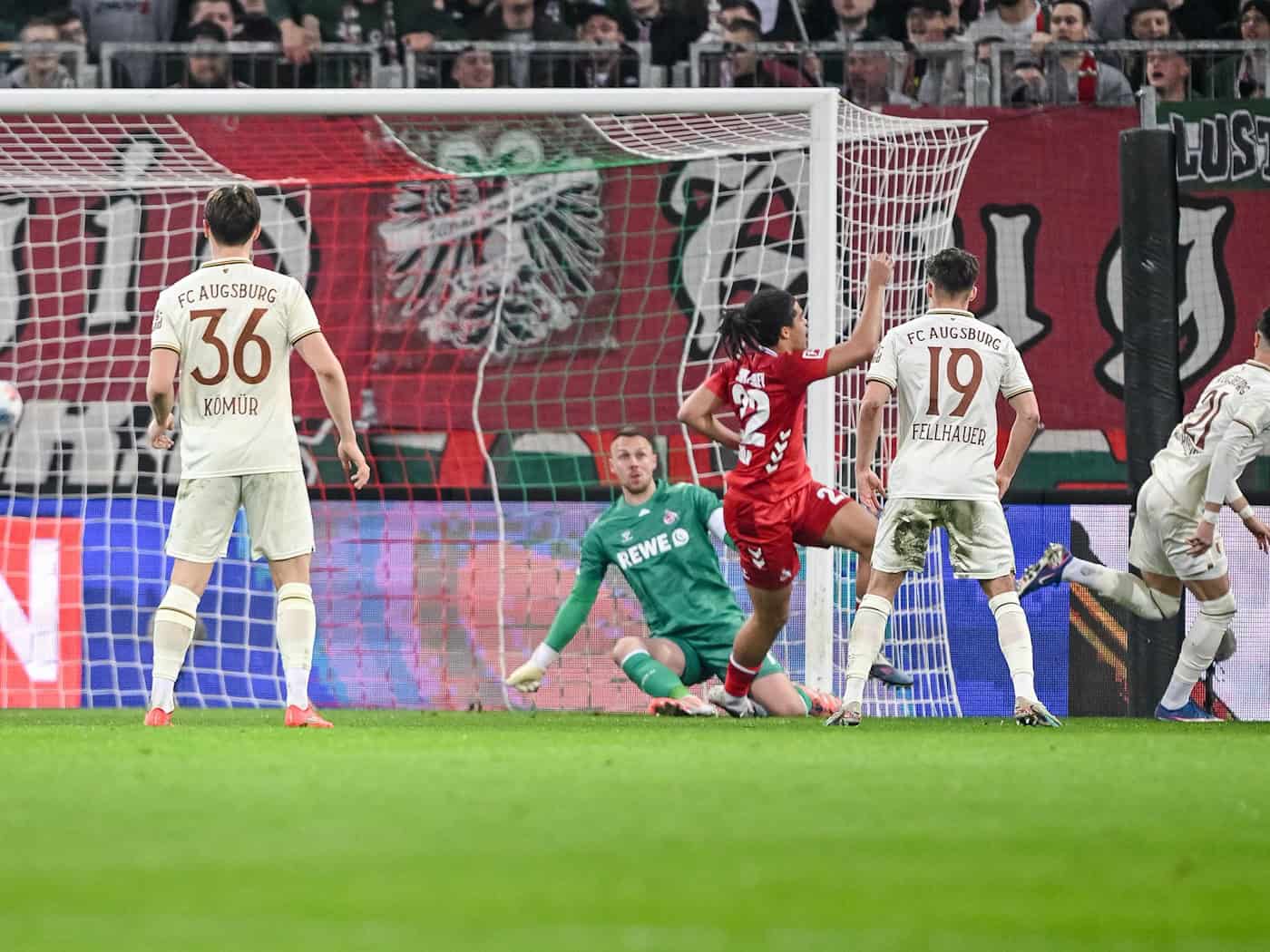 Rodrigo Ribeiro (r) erzielt die Augsburger Führung. / Foto: Harry Langer/dpa