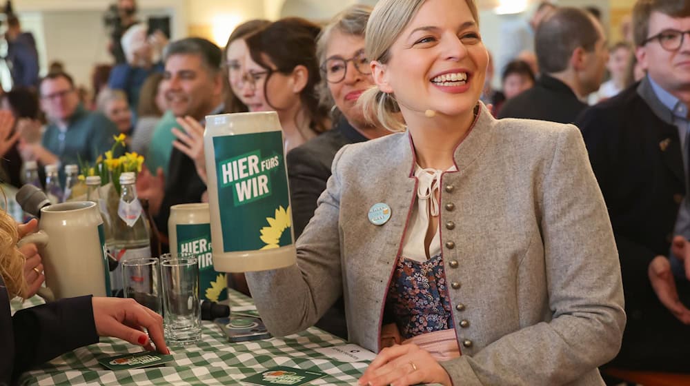 Katharina Schulze (Grüne) erschien beim politischen Aschermittwoch ihrer Partei gut gelaunt im Dirndl.  / Foto: Daniel Löb/dpa
