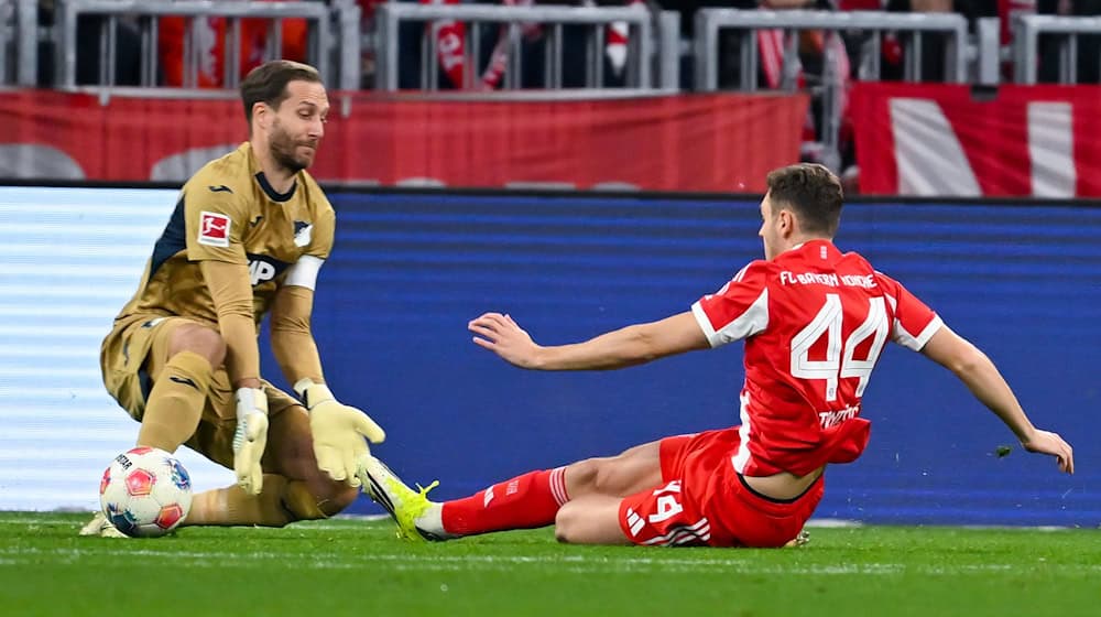 Nationaltorwart Oliver Baumann (l) hielt in München trotz fünf Gegentoren sehr gut. Nach dem Spiel äußerte sich der Kapitän zu den Querelen im Verein.   / Foto: Sven Hoppe/dpa