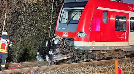 Der Kleinwagen wurde beim Zusammenstoß stark eingedrückt.  / Foto: Vifogra/Friedrich/dpa