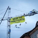 Aktivisten seilen sich von einem Kran in der Nähe der Münchner Sicherheitskonferenz ab. / Foto: Kay Nietfeld/dpa