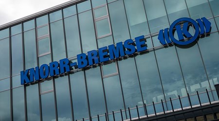 Der Münchner Zulieferer für Züge und Lastwagen hat 2025 mehr verdient. (Archivbild) / Foto: Peter Kneffel/dpa
