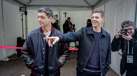 Carlo Ljubek (l) und Ferdinand Hofer (r) haben auf der Münchner Sicherheitskonferenz eine neue «Tatort»-Folge gedreht. / Foto: Kay Nietfeld/dpa