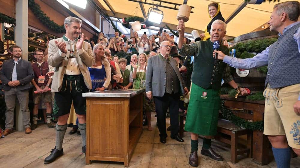«O'zapft is» - wegen dieser Szene kennen Menschen weltweit Dieter Reiter. (Archivbild) / Foto: Peter Kneffel/dpa