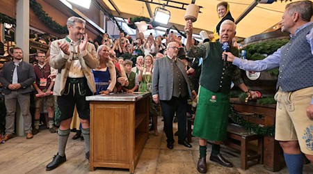 «O'zapft is» - wegen dieser Szene kennen Menschen weltweit Dieter Reiter. (Archivbild) / Foto: Peter Kneffel/dpa