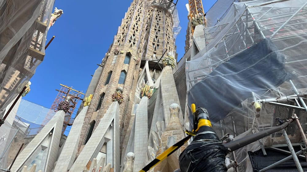 Mit der Krönung des Jesusturmes mit einem in Deutschland gebauten begehbaren Kreuzes hat die Basilika Sagrada Familia in Barcelona ihre endgültige Höhe von 172,5 Metern erreicht. Bis zur Fertigstellung des 1882 begonnenen Baus wird es aber noch mindestens bis 2034 dauern.  / Foto: Jan-Uwe Ronneburger/dpa