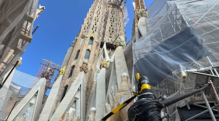 Mit der Krönung des Jesusturmes mit einem in Deutschland gebauten begehbaren Kreuzes hat die Basilika Sagrada Familia in Barcelona ihre endgültige Höhe von 172,5 Metern erreicht. Bis zur Fertigstellung des 1882 begonnenen Baus wird es aber noch mindestens bis 2034 dauern.  / Foto: Jan-Uwe Ronneburger/dpa