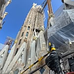 Mit der Krönung des Jesusturmes mit einem in Deutschland gebauten begehbaren Kreuzes hat die Basilika Sagrada Familia in Barcelona ihre endgültige Höhe von 172,5 Metern erreicht. Bis zur Fertigstellung des 1882 begonnenen Baus wird es aber noch mindestens bis 2034 dauern.  / Foto: Jan-Uwe Ronneburger/dpa