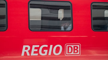 Für die Bahnstrecke München - Regensburg - Hof wird ein neuer Betreiber für die Zeitspanne 2028 bis 2043 gesucht. Aktuell wird die Strecke von der DB Regio bedient. (Symbolbild) / Foto: Daniel Vogl/dpa