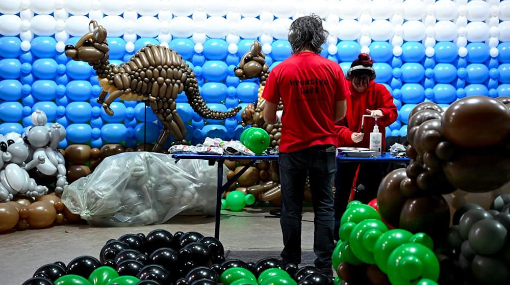 Aus Luftballons mach Dino:  Rund 100 Künstler haben für die Ausstellung «Luftballonwelten» Tiere, Pflanzen und Sehenswürdigkeiten nachgebaut. / Foto: Sven Hoppe/dpa