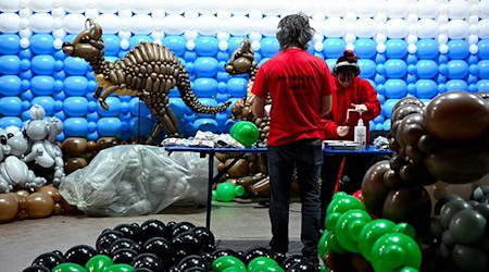 Aus Luftballons mach Dino:  Rund 100 Künstler haben für die Ausstellung «Luftballonwelten» Tiere, Pflanzen und Sehenswürdigkeiten nachgebaut. / Foto: Sven Hoppe/dpa