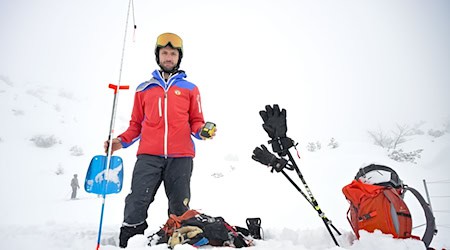 Eine Sonde zum Orten von Verschütteten unter dem Schnee und eine Schaufel gehören zur Grundausrüstung abseits der Piste. / Foto: Malin Wunderlich/dpa