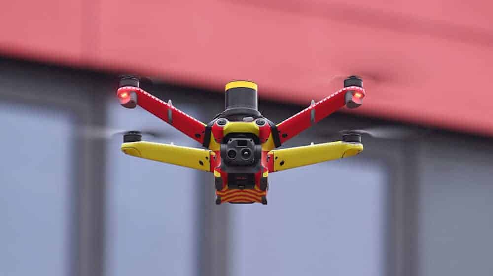 Automatisierte Drohneneinsätze sollen der Feuerwehr zu schneller Lageeinschätzung helfen. (Archivbild) / Foto: Felix Hörhager/dpa