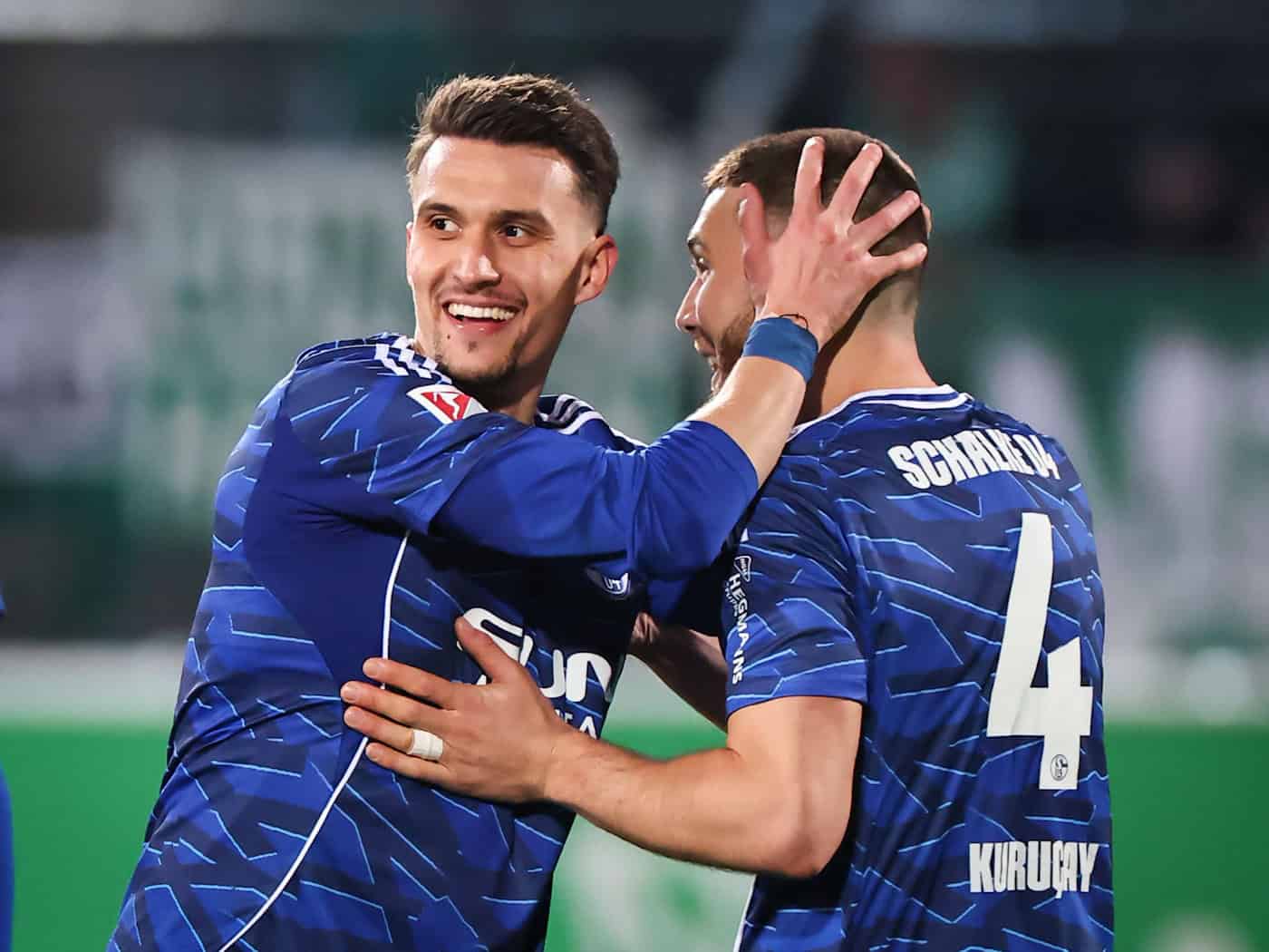 Dejan Ljubicic (l) traf spektakulär zum Ausgleich.  / Foto: Daniel Karmann/dpa