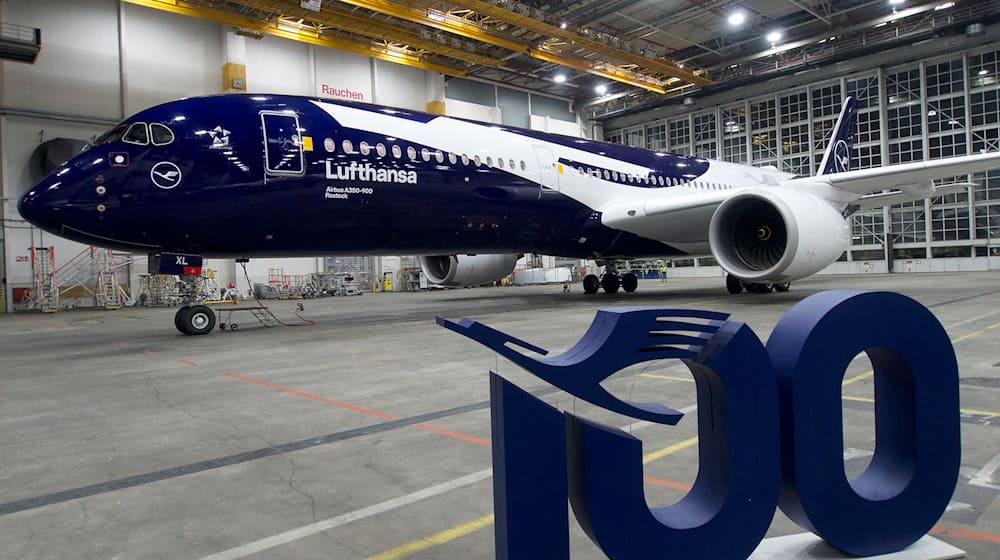 Frischer Lack für einen Lufthansa-Airbus: Die Fluggesellschaft feiert das Jubiläum ihres hundertjährigen Bestehens. / Foto: Carsten Hoefer/dpa