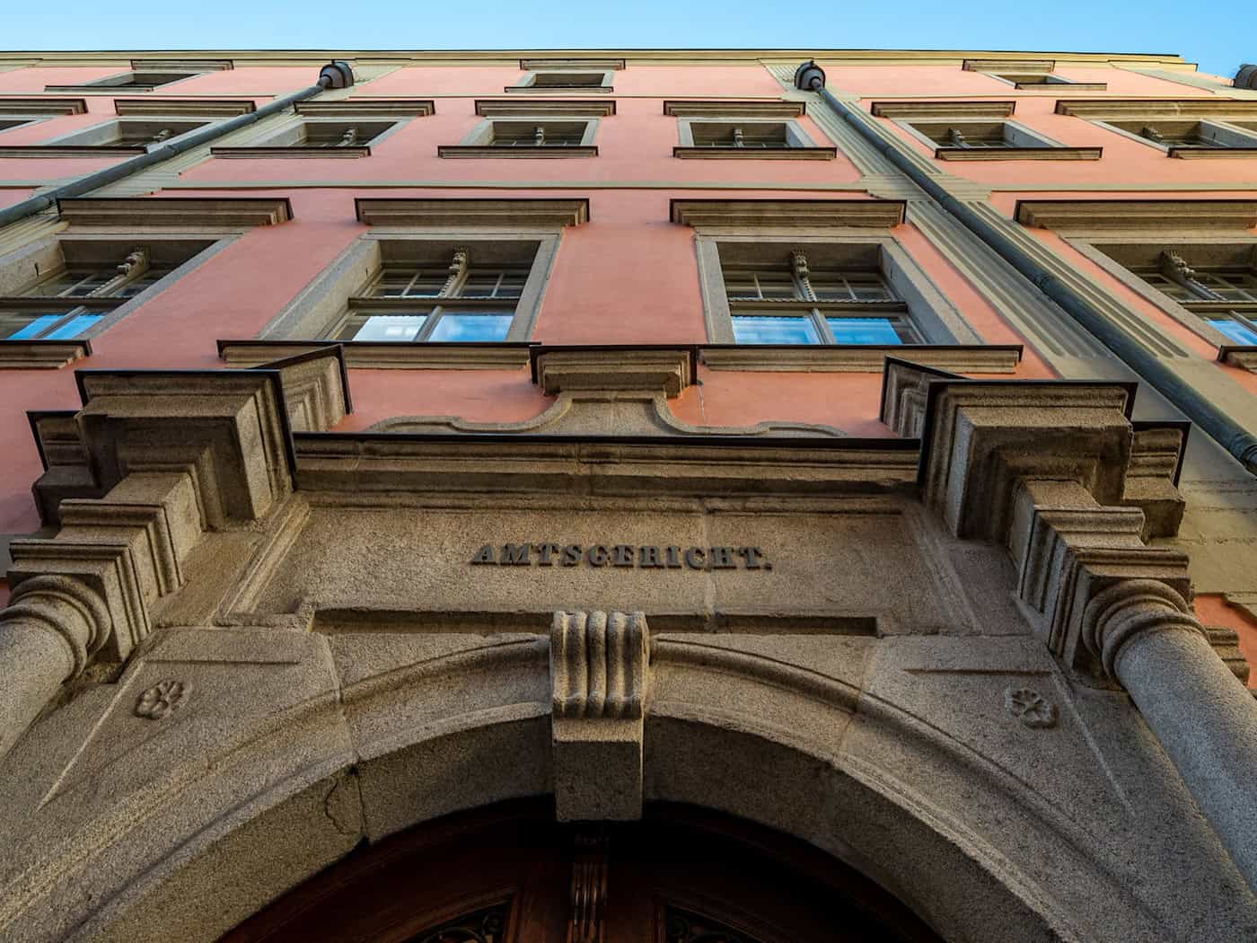 Dem 22-Jährigen gelang die Flucht vom Amtsgericht in Richtung Stadtmitte. (Archivbild) / Foto: Armin Weigel/dpa