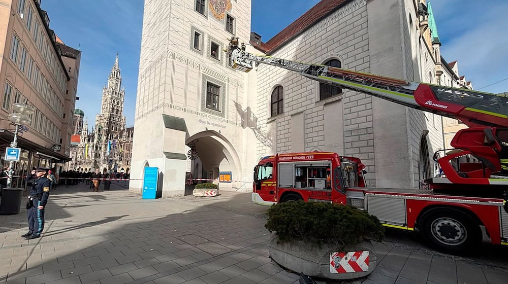 Nach der Rettung mit der Drehleiter kam der Mann in eine Klinik.  / Foto: -/Berufsfeuerwehr München/dpa