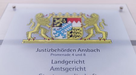 Der Mann versteckte Handys in einem Toilettenraum im Amtsgericht Ansbach. (Archivbild) / Foto: Daniel Karmann/dpa