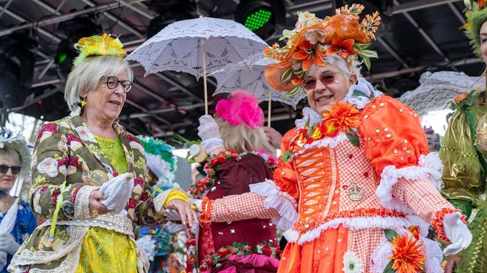 Der Tanz der Marktfrauen auf dem Viktualienmarkt ist ein Höhepunkt des Münchner Faschings. (Archivbild)   / Foto: Peter Kneffel/dpa