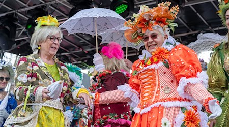 Der Tanz der Marktfrauen auf dem Viktualienmarkt ist ein Höhepunkt des Münchner Faschings. (Archivbild)   / Foto: Peter Kneffel/dpa