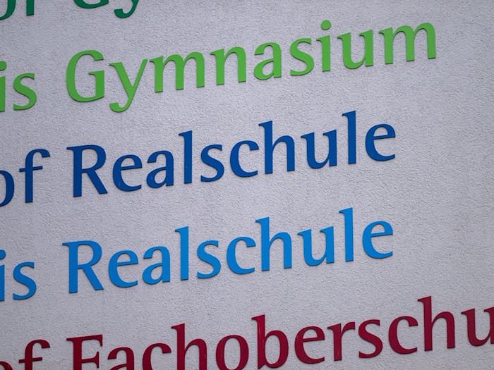 Nicht alle Schulen sind gleichermaßen vom Schuleschwänzen betroffen. (Archivbild) / Foto: Peter Kneffel/dpa