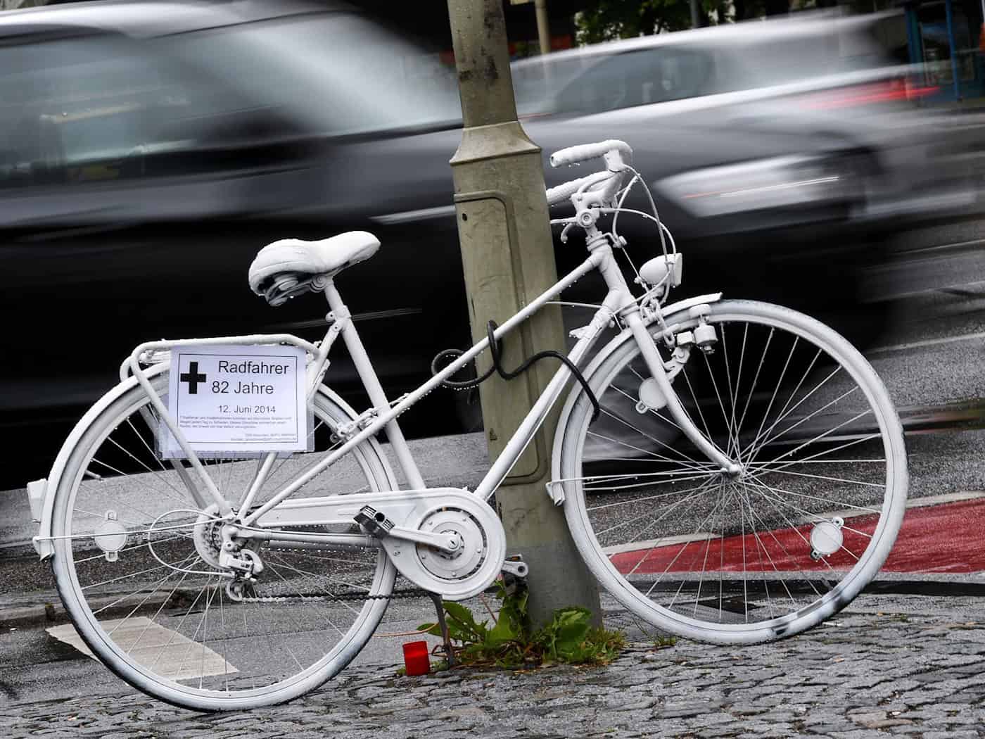 Im Straßenverkehr sterben besonders viele Menschen auf Landstraßen - aber auch Radfahrer sind gefährdet. (Symbolbild). / Foto: picture alliance / dpa