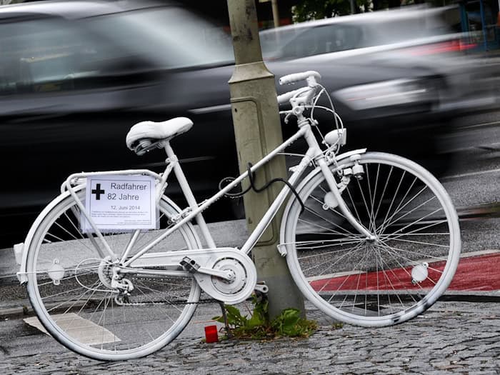 Im Straßenverkehr sterben besonders viele Menschen auf Landstraßen - aber auch Radfahrer sind gefährdet. (Symbolbild). / Foto: picture alliance / dpa