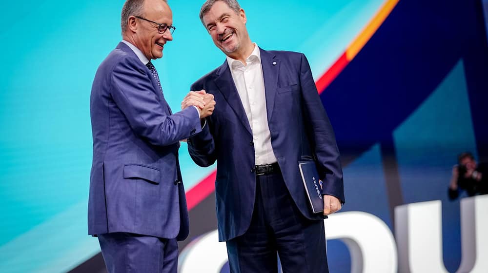 Kanzler und CDU-Chef Friedrich Merz und der bayerische Ministerpräsident und CSU-Vorsitzende Markus Söder demonstrieren auf dem CDU-Parteitag in Stuttgart Einigkeit. / Foto: Kay Nietfeld/dpa