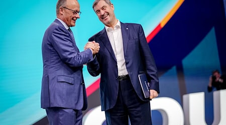 Kanzler und CDU-Chef Friedrich Merz und der bayerische Ministerpräsident und CSU-Vorsitzende Markus Söder demonstrieren auf dem CDU-Parteitag in Stuttgart Einigkeit. / Foto: Kay Nietfeld/dpa