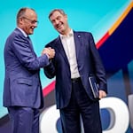 Kanzler und CDU-Chef Friedrich Merz und der bayerische Ministerpräsident und CSU-Vorsitzende Markus Söder demonstrieren auf dem CDU-Parteitag in Stuttgart Einigkeit. / Foto: Kay Nietfeld/dpa