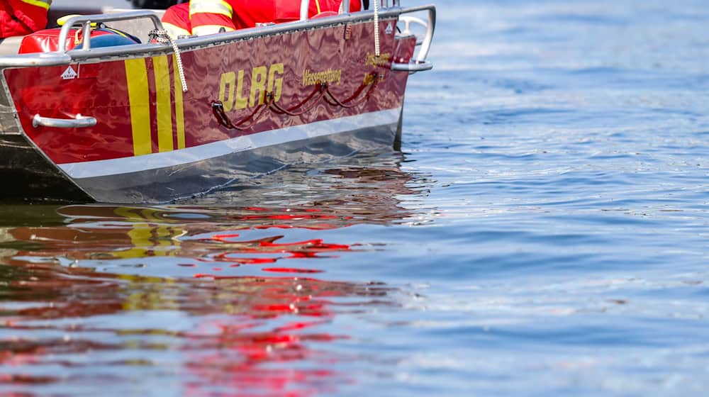 In Not geratene Menschen auf dem Wasser retten - das ist eine wichtige Aufgabe der Deutschen Lebens-Rettungs-Gesellschaft. (Symbolbild)  / Foto: Christoph Reichwein/dpa