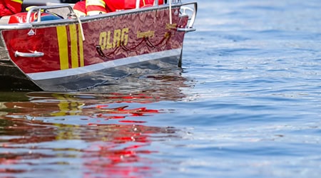 In Not geratene Menschen auf dem Wasser retten - das ist eine wichtige Aufgabe der Deutschen Lebens-Rettungs-Gesellschaft. (Symbolbild)  / Foto: Christoph Reichwein/dpa
