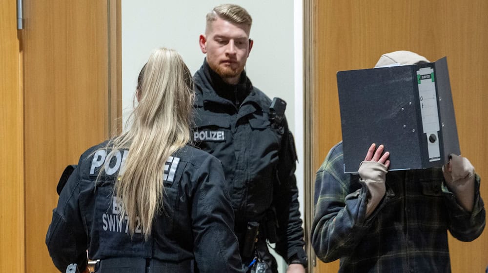 Zu Beginn des Prozesses sagte der Angeklagte nichts. / Foto: Stefan Puchner/dpa