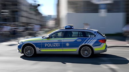 Die Polizei hat in Aachen einen Mann festgenommen, der Ende Januar in München einen Kneipengänger mit Schlägen tödlich verletzt haben soll. (Symbolbild) / Foto: Felix Hörhager/dpa
