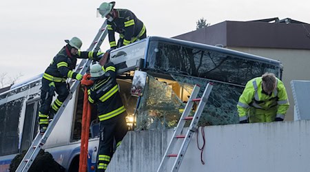 Bei dem schweren Busunfall ist ein 13-jähriges Mädchen gestorben. / Foto: Stefan Puchner/dpa