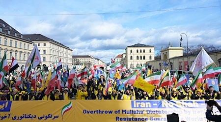 Bereits am Freitag demonstrierten Menschen in der Münchner Innenstadt anlässlich der Münchner Sicherheitskonferenz. Am Samstag soll es nach Veranstalterangaben eine Versammlung mit 100.000 Teilnehmerinnen und Teilnehmern zur politischen Situation im Iran geben. / Foto: Malin Wunderlich/dpa