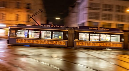 Ein junger Mann wurde Opfer eines offenbar homophoben Übergriffs in einer Straßenbahn in München. (Symbolbild) / Foto: Peter Kneffel/dpa