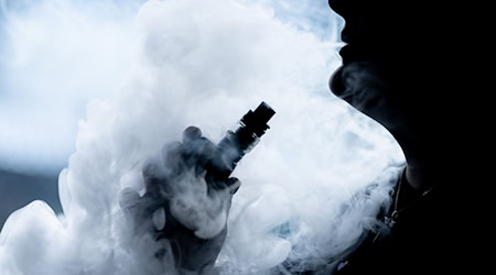 Die Flüssigkeiten können laut Polizei in E-Zigaretten konsumiert werden - und sind bei Jugendlichen beliebt. (Symbolbild) / Foto: Silas Stein/dpa