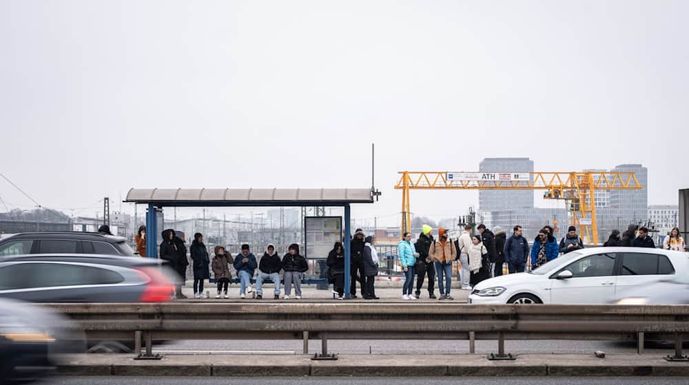 Am Dienstagmorgen lief der kommunale Nahverkehr wieder geregelt an. / Foto: Lukas Barth-Tuttas/dpa
