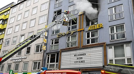 Mehrere Wohnungen sind nicht mehr bewohnbar. / Foto: Florian Reichmann/Berufsfeuerwehr München/dpa
