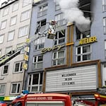 Mehrere Wohnungen sind nicht mehr bewohnbar. / Foto: Florian Reichmann/Berufsfeuerwehr München/dpa