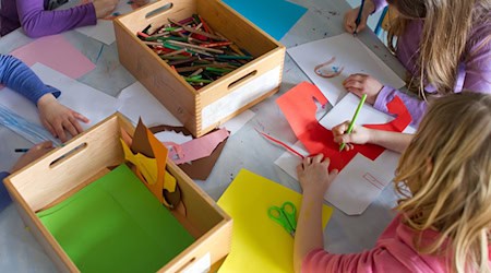 Auch nachmittags in der Schule: Ab Herbst haben Erstklässler einen Anspruch auf Ganztagsbetreuung. (Symbolbild) / Foto: Uwe Anspach/dpa