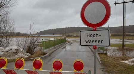 Viel Regen und milde Temperaturen lassen den Schnee schmelzen - und Flüsse und Bäche steigen.  / Foto: Tizian Gerbing/dpa