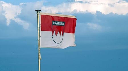 Die Franken haben eine eigene Flagge - und ein eigenes Frankenlied. Darüber entbrennt nun Streit. (Symbolbild) / Foto: Pia Bayer/dpa